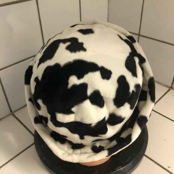 Black and White Beret Hat for those special occasions. Lovely hat to dress up. - Picture 7 of 9